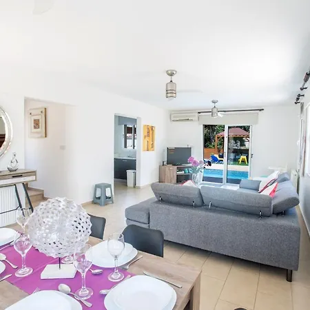 Ariella Βίλα Πρωταράς